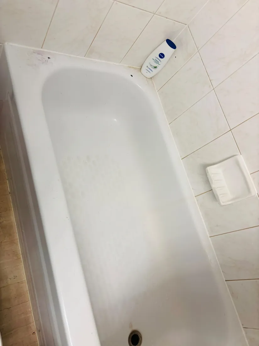 Bathtub with stains before Lagover regular cleaning